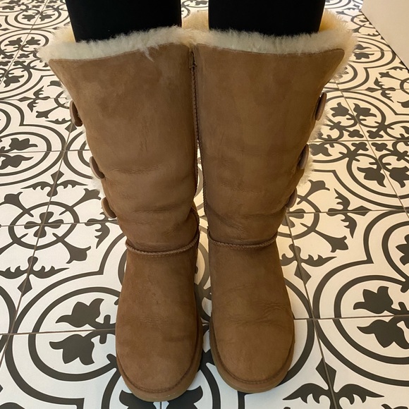 UGG Bailey Triplet Button (8) Chestnut-Good condition! - Picture 9 of 9